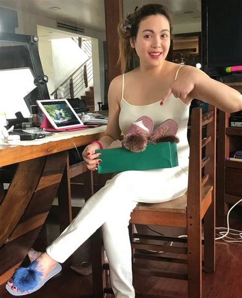 CLAUDINE BARRETTO Feet .